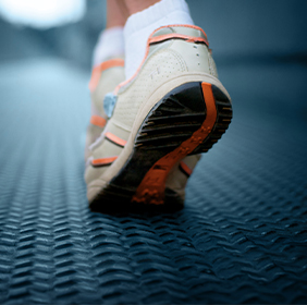 Gros plan sur des chaussures de course.