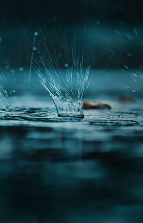 Grosse goutte de pluie frappant le sol.