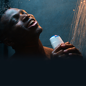 Homme chantant sous la douche.