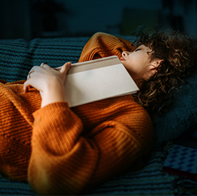 Femme qui fait une sieste.