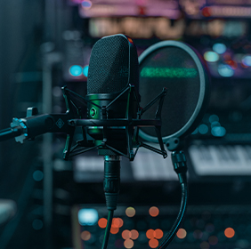 Microphone de haute qualité avec pied dans un studio.