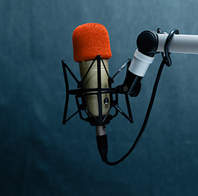 Microphone orange dans un studio d'enregistrement.