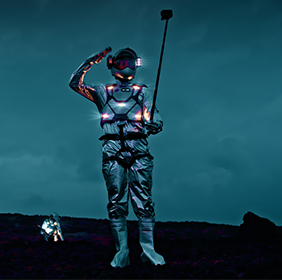 Une personne en costume d'astronaute s'amuse en prétendant explorer une nouvelle planète.