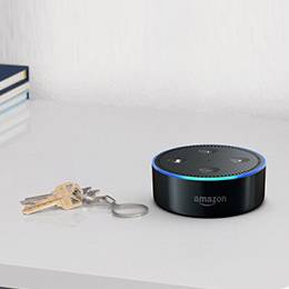 Amazon Echo sur une table blanche