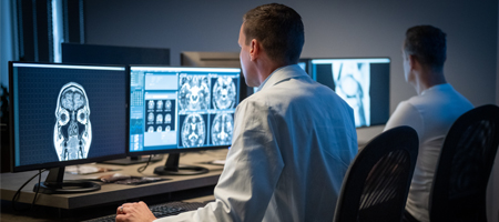Deux femmes autochtones, une femme d'une cinquantaine d'années et une fillette de 5 ans, sont assises devant un ordinateur portable.  